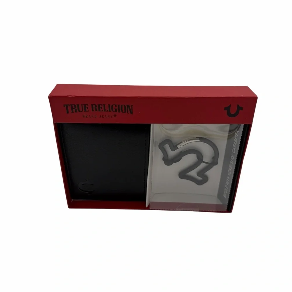 True Religion Genuine Leather Bifold Wallet & Horseshoe Carabiner Gift Set NIB